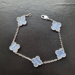 Bracelet with natural chalcedony stone